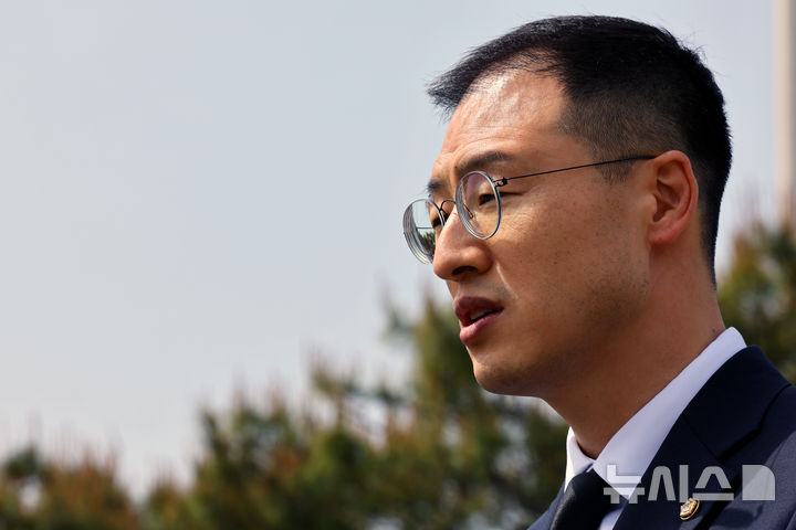 [서울=뉴시스] 박주성 기자 = 김상욱 국민의힘 의원이 지난 8일 오전 서울 동작구 국립서울현충원 참배 후 탈당 기자회견을 하고 있다. 2025.05.08. park7691@newsis.com