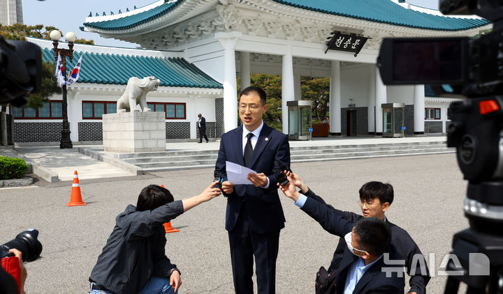 [서울=뉴시스] 박주성 기자 = 김상욱 국민의힘 의원이 8일 오전 서울 동작구 국립서울현충원 참배 후 탈당 기자회견을 하고 있다. 2025.05.08. park7691@newsis.com