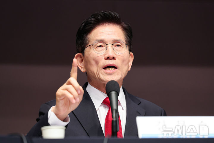 [서울=뉴시스] 권창회 기자 = 김문수 국민의힘 대선 후보가 8일 서울 중구 프레스센터에서 열린 관훈클럽 초청 토론회에서 기조연설을 하고 있다. 2025.05.08. kch0523@newsis.com