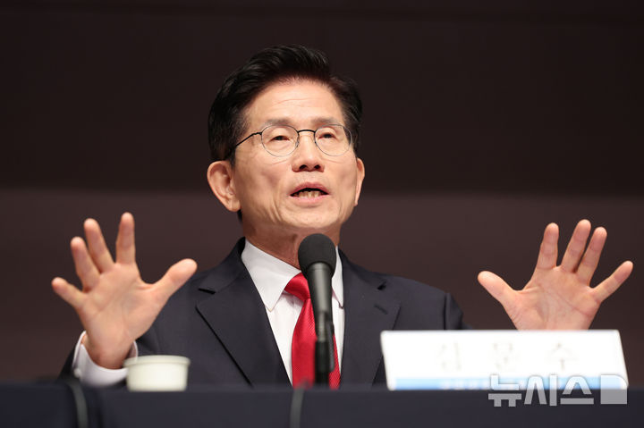 [서울=뉴시스] 권창회 기자 = 김문수 국민의힘 대선 후보가 8일 서울 중구 프레스센터에서 열린 관훈클럽 초청 토론회에서 기조연설을 하고 있다. 2025.05.08. kch0523@newsis.com