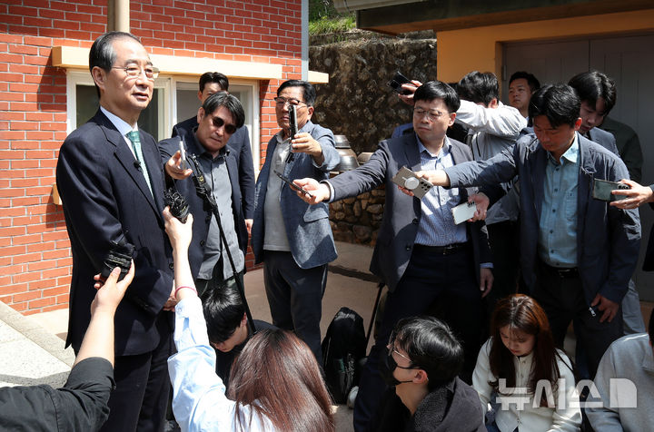 [구미=뉴시스] 이무열 기자 = 한덕수 무소속 대선 예비후보가 8일 오전 경북 구미시 상모동 박정희 전 대통령 생가에서 취재진 질문에 답하고 있다. 2025.05.08. lmy@newsis.com