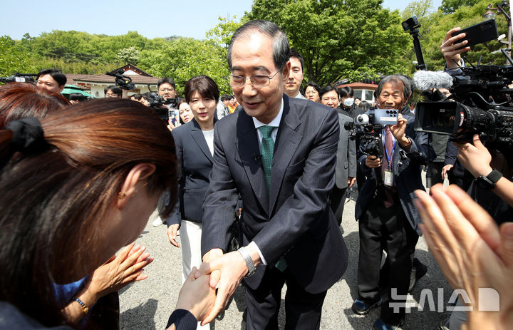 [구미=뉴시스] 이무열 기자 = 한덕수 무소속 대선 예비후보가 8일 오전 경북 구미시 상모동 박정희 전 대통령 생가를 찾아 지지자들에게 인사하고 있다. 2025.05.08. lmy@newsis.com