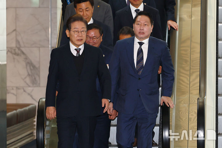 [서울=뉴시스] 국회사진기자단 = 이재명 더불어민주당 대선후보가 8일 오전 서울 중구 대한상공회의소에서 열린 대선후보 초청 경제5단체장 간담회에 최태원 대한상의 회장과 함께 참석하고 있다. 2025.05.08. xconfind@newsis.com