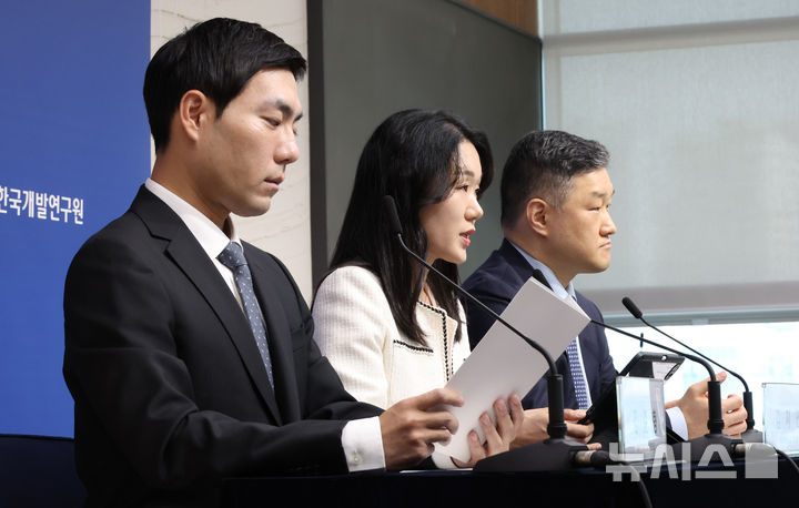 [세종=뉴시스] 강종민 기자 = 김지연 KDI 전망총괄(가운데)과 김준형 KDI 동향총괄, 정규철 KDI 경제전망실장이 8일 세종시 정부세종청사에서 '잠재성장률 전망과 정책적 시사점'에 대해 발표하고 있다. 2025.05.08. ppkjm@newsis.com