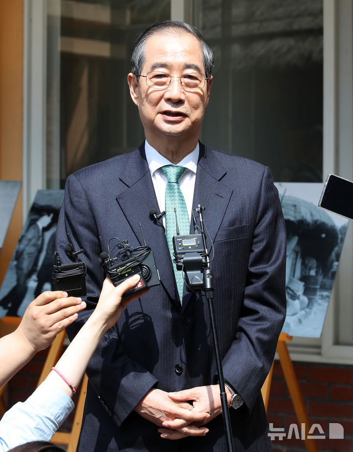 [구미=뉴시스] 이무열 기자 = 한덕수 무소속 대선 예비후보가 8일 오전 경북 구미시 상모동 박정희 전 대통령 생가에서 취재진 질문에 답하고 있다. 2025.05.08. lmy@newsis.com