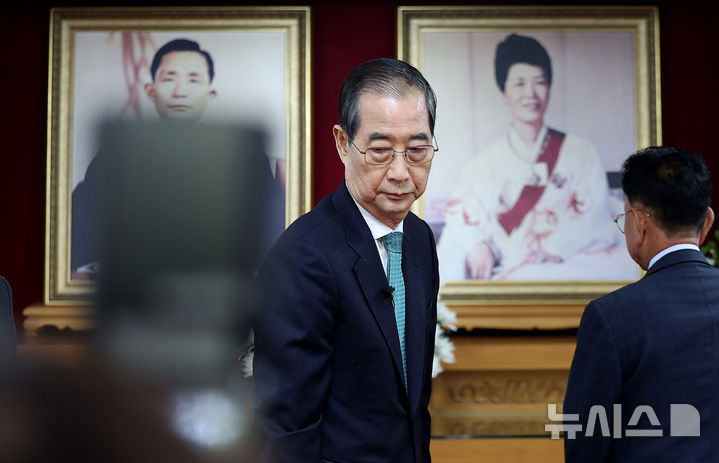 [대구=뉴시스] 이무열 기자 = 한덕수 무소속 대선 예비후보가 8일 오전 경북 구미시 상모동 박정희 전 대통령 생가 추모관에서 참배 후 이동하고 있다. 2025.05.08. lmy@newsis.com