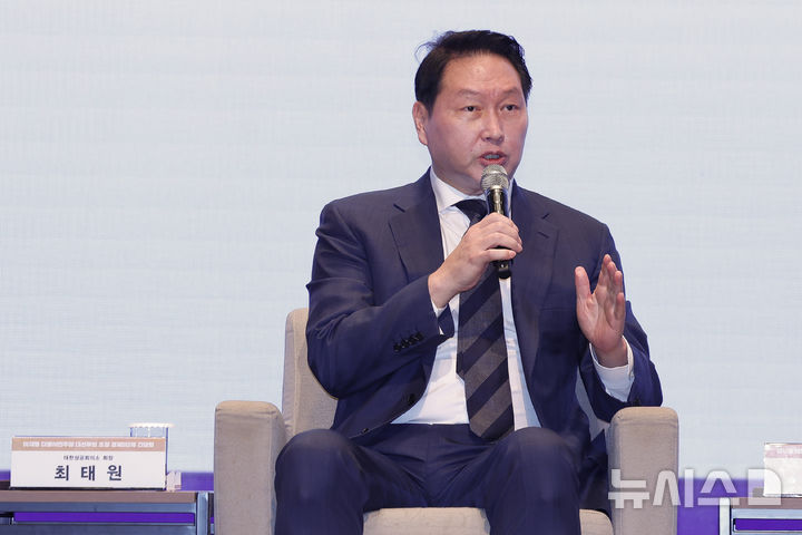 [서울=뉴시스] 국회사진기자단 = 최태원(왼쪽) 대한상공회의소 회장이 8일 오전 서울 중구 대한상공회의소에서 열린 이재명(오른쪽) 더불어민주당 대선후보 초청 경제5단체장 간담회에서 정책 제언을 하고 있다. 2025.05.08. photo@newsis.com