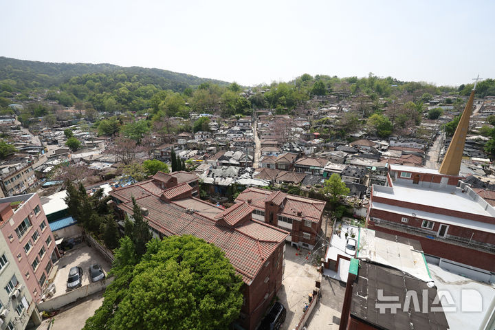 [서울=뉴시스] 김진아 기자 = 지난 8일 서울 노원구 중계본동 마지막 달동네 '백사마을' 철거가 시작됐다. 노원구 중계본동 30-3번지 일대는 최고 35층 26동 3178가구 아파트 단지로 재개발한다. 이곳은 1960년대 후반 서울 도심 개발로 밀려난 철거민들이 '산 104번지'에 집단 이주하면서 형성돼 백사마을로 불린다. 2025.05.27. bluesoda@newsis.com
