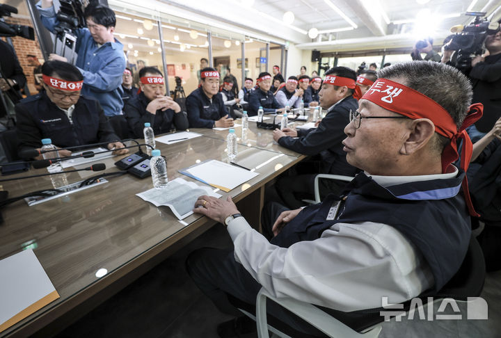 [서울=뉴시스] 정병혁 기자 = 박점곤 전국자동차노동조합연맹 서울시버스노동조합 위원장이 8일 서울 서초구 전국자동차노동조합연맹에서 열린 전국자동차노동조합연맹 대표자 회의에서 발언하고 있다. 2025.05.08. jhope@newsis.com