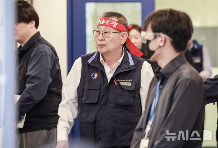 [서울=뉴시스] 정병혁 기자 = 박점곤 전국자동차노동조합연맹 서울시버스노동조합 위원장이 8일 서울 서초구 전국자동차노동조합연맹에서 열린 전국자동차노동조합연맹 대표자 회의에 참석하고 있다. 2025.05.08. jhope@newsis.com