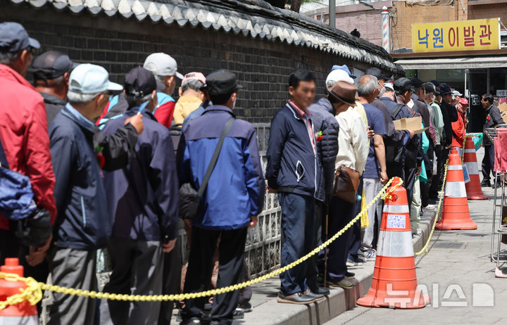 [서울=뉴시스] 황준선 기자 = 어버이날인 8일 서울 종로구 원각사 무료급식소를 찾은 어르신들이 줄을 서 있다. 2025.05.08. hwang@newsis.com