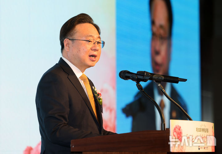 [서울=뉴시스] 홍효식 기자 = 조규홍 보건복지부 장관이 지난 8일 서울 용산구 백범김구기념관 컨벤션홀에서 열린 제53회 어버이날 기념식에서 개회사하고 있다 2025.05.08. yesphoto@newsis.com