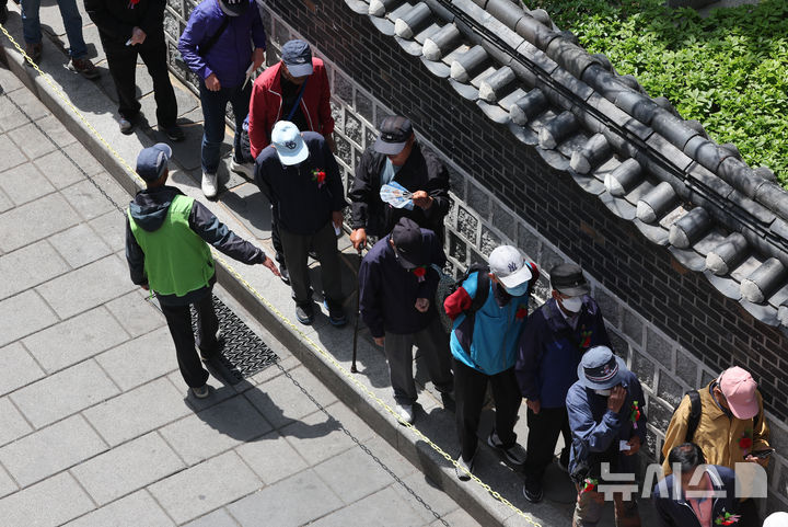 [서울=뉴시스] 황준선 기자 = 어버이날인 8일 서울 종로구 원각사 무료급식소를 찾은 어르신들이 줄을 서 있다. 2025.05.08. hwang@newsis.com
