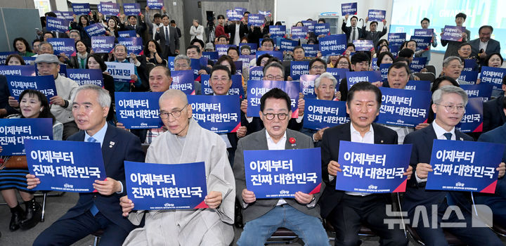 [광주=뉴시스] 김혜인 기자 = 8일 오전 광주 서구 서창동 더불어민주당 광주시당 선거연락소에서 열린 선대위 출범식에서 참석자들이 승리 구호를 외치고 있다. 2025.05.08. hyein0342@newsis.com