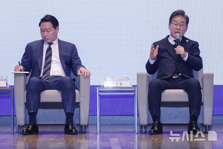 [서울=뉴시스] 국회사진기자단 = 이재명(오른쪽) 더불어민주당 대선후보가 8일 서울 중구 대한상공회의소에서 열린 대선후보 초청 경제5단체장 간담회에서 발언하고 있다. 왼쪽은 최태원 대한상의 회장. 2025.05.08. photo@newsis.com