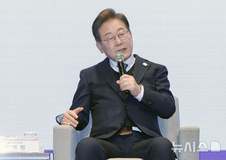 [서울=뉴시스] 국회사진기자단 = 이재명 더불어민주당 대선후보가 8일 서울 중구 대한상공회의소에서 열린 대선후보 초청 경제5단체장 간담회에서 발언하고 있다. 2025.05.08. photo@newsis.com