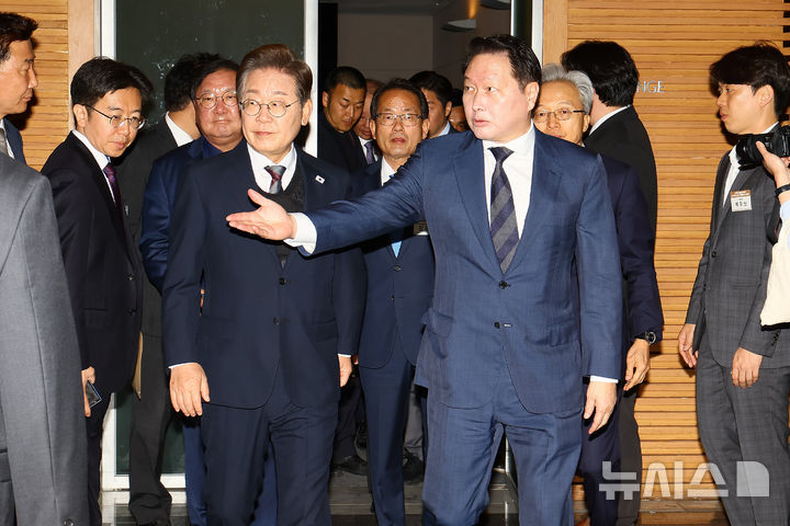 [서울=뉴시스] 국회사진기자단 = 이재명 더불어민주당 대선후보가 8일 서울 중구 대한상공회의소에서 열린 대선후보 초청 경제5단체장 간담회에 최태원 대한상의 회장과 함께 참석하고 있다. 2025.05.08. xconfind@newsis.com