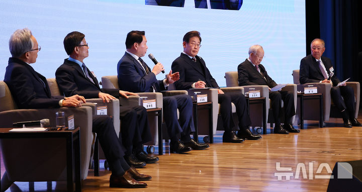 [서울=뉴시스] 국회사진기자단 = 이재명(왼쪽 네 번째) 더불어민주당 대선후보가 8일 서울 중구 대한상공회의소에서 열린 대선후보 초청 경제5단체장 간담회에서 최태원 대한상의 회장의 발언을 듣고 있다. 2025.05.08. photo@newsis.com