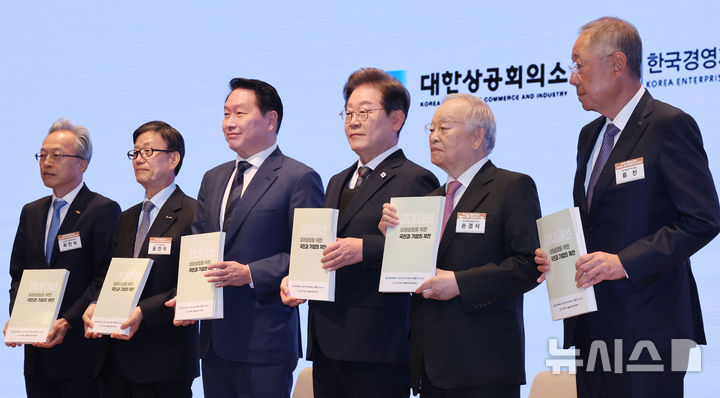 [서울=뉴시스] 국회사진기자단 = 이재명(왼쪽 네 번째) 더불어민주당 대선후보가 8일 서울 중구 대한상공회의소에서 열린 대선후보 초청 경제5단체 간담회에서 경제5단체장 들에게 정책 제언집을 전달 받은 후 기념촬영을 하고 있다. 왼쪽부터 최진식 한국중견기업연합회장, 윤진식 한국무역협회장, 최태원 대한상공회의소 회장, 이 후보, 손경식 한국경영자총협회장, 류진 한국경제인협회장. 2025.05.08. photo@newsis.com