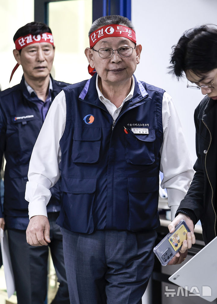 [서울=뉴시스] 정병혁 기자 = 박점곤 전국자동차노동조합연맹 서울시버스노동조합 위원장이 8일 서울 서초구 전국자동차노동조합연맹에서 열린 전국자동차노동조합연맹 대표자 회의를 마친 뒤 결과 발표를 위해 이동하고 있다. 2025.05.08. jhope@newsis.com