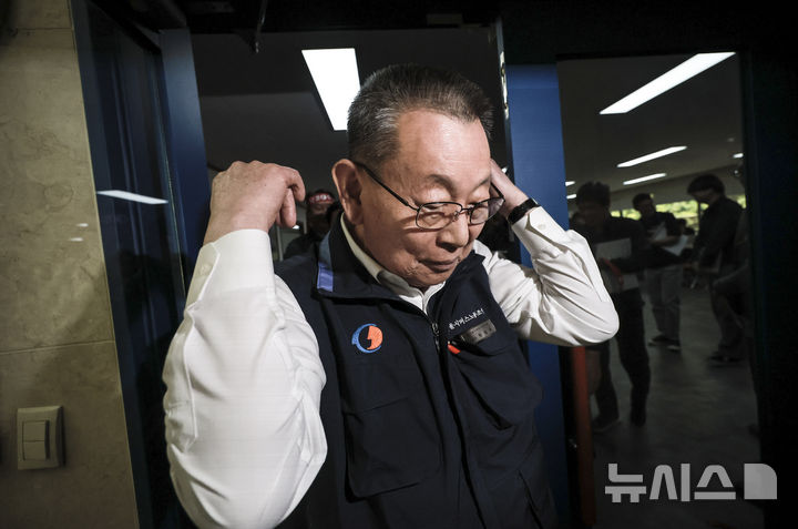 [서울=뉴시스] 정병혁 기자 = 박점곤 전국자동차노동조합연맹 서울시버스노동조합 위원장이 8일 서울 서초구 전국자동차노동조합연맹에서 열린 전국자동차노동조합연맹 대표자 회의결과 발표를 마친 뒤 회의실을 나서고 있다. 2025.05.08. jhope@newsis.com
