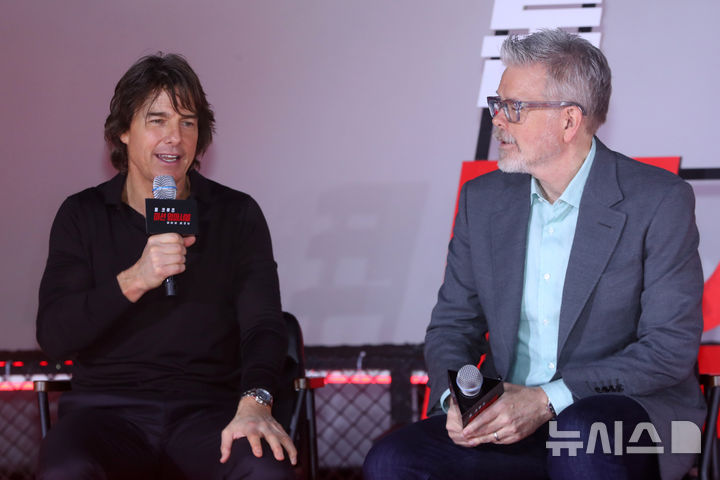 [서울=뉴시스] 김혜진 기자 = 톰 크루즈(왼쪽), 크리스토퍼 맥쿼리 감독이 8일 오후 서울 송파구 롯데시네마 월드타워에서 열린 영화 '미션 임파서블: 파이널 레코닝' 프레스 컨퍼런스에서 인사말을 하고 있다. 2025.05.08. jini@newsis.com