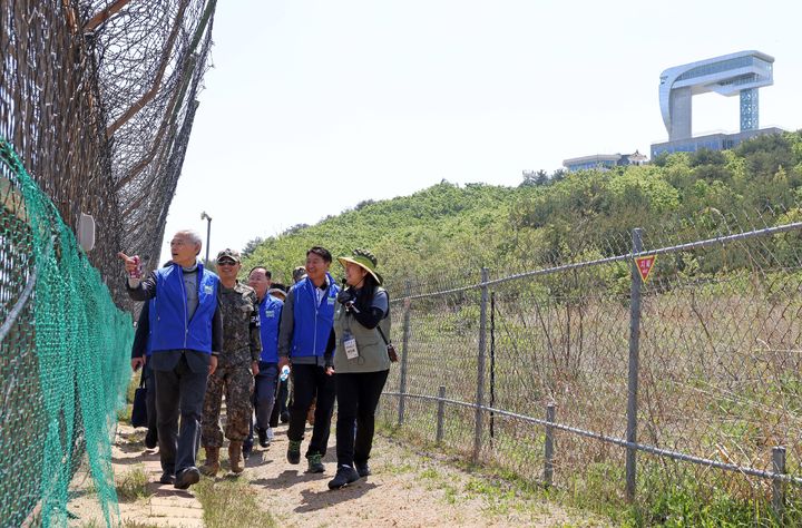 [서울=뉴시스] 유인촌 문화체육관광부 장관이 8일 로컬100인 강원도 고성군 통일전망대에서 시작되는 고성 DMZ 평화의 길 테마노선을 걷고 있다. (사진=문화체육관광부 제공) 2025.05.08. photo@newsis.com *재판매 및 DB 금지