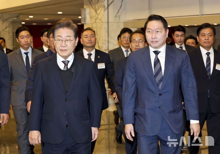 [서울=뉴시스] 국회사진기자단 = 이재명 더불어민주당 대선 후보와 최태원 대한상공회의소 회장이 8일 서울 중구 대한상공회의소에서 열린 대선 후보 초청 경제5단체장 간담회에 참석하고 있다. 2025.05.08. photo@newsis.com