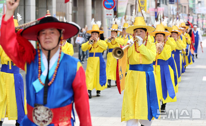 [대구=뉴시스] 이무열 기자 = 8일 대구 중구 약령시 일원에서 열린 ‘2025 대구약령시 한방문화축제’에서 취타대가 퍼레이드를 하고 있다. 2025.05.08. lmy@newsis.com