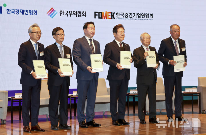 [서울=뉴시스] 국회사진기자단 = 이재명 더불어민주당 대선 후보가 8일 서울 중구 대한상공회의소에서 열린 이재명 더불어민주당 대선 후보 초청 경제5단체 간담회에서 경제5단체장 들에게 정책 제언집을 전달 받은 후 기념촬영을 하고 있다. 왼쪽부터 최진식 한국중견기업연합회장, 윤진식 한국무역협회장, 최태원 대한상공회의소 회장, 이 후보, 손경식 한국경영자총협회장, 류진 한국경제인협회장. 2025.05.08. photo@newsis.com