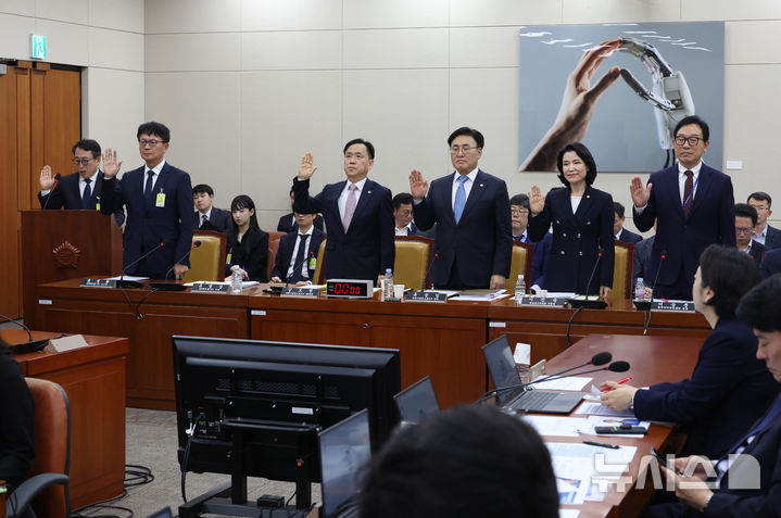 [서울=뉴시스] 고승민 기자 = 8일 서울 여의도 국회에서 열린 과학기술정보방송통신위원회 전체회의 SK텔레콤 해킹 관련 청문회에서 유영상 SKT 사장 등 증인들 증인선서를 하고 있다. 2025.05.08. kkssmm99@newsis.com