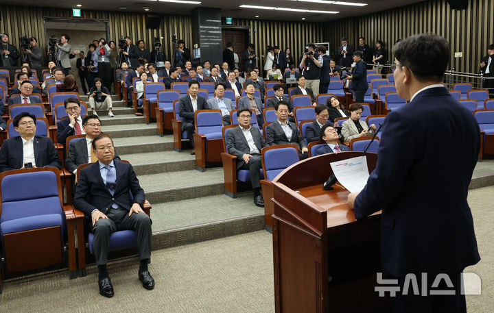 [서울=뉴시스] 권창회 기자 = 권성동 국민의힘 원내대표가 8일 서울 여의도 국회에서 열린 의원총회에서 발언하고 있다. 2025.05.08. kch0523@newsis.com