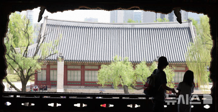 [서울=뉴시스] 추상철 기자 = 8일 오후 서울 종로구 경복궁에서 시민들이 경회루 내부를 관람하고 있다. 국가유산청 궁능유적본부 경복궁관리소는 이날부터 오는 10월31일까지 사전 접수를 받아 경회루 내부 등을 둘러볼 수 있는 특별관람을 운영하고 있다. 2025.05.08. scchoo@newsis.com