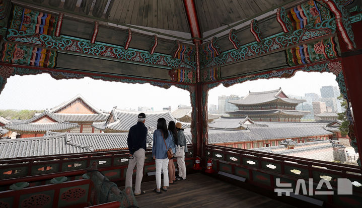 [서울=뉴시스] 추상철 기자 = 8일 오후 서울 종로구 경복궁에서 시민들이 경회루 내부를 관람하고 있다. 국가유산청 궁능유적본부 경복궁관리소는 이날부터 오는 10월31일까지 사전 접수를 받아 경회루 내부 등을 둘러볼 수 있는 특별관람을 운영하고 있다. 2025.05.08. scchoo@newsis.com