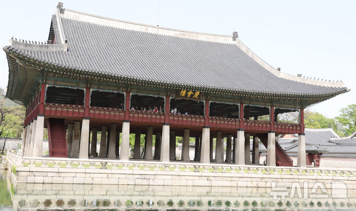 [서울=뉴시스] 추상철 기자 = 8일 오후 서울 종로구 경복궁에서 시민들이 경회루 내부를 관람하고 있다. 국가유산청 궁능유적본부 경복궁관리소는 이날부터 오는 10월31일까지 사전 접수를 받아 경회루 내부 등을 둘러볼 수 있는 특별관람을 운영하고 있다. 2025.05.08. scchoo@newsis.com