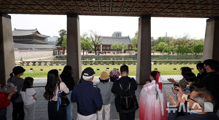 [서울=뉴시스] 추상철 기자 = 8일 오후 서울 종로구 경복궁에서 시민들이 경회루 내부를 관람하고 있다. 국가유산청 궁능유적본부 경복궁관리소는 이날부터 오는 10월31일까지 사전 접수를 받아 경회루 내부 등을 둘러볼 수 있는 특별관람을 운영하고 있다. 2025.05.08. scchoo@newsis.com