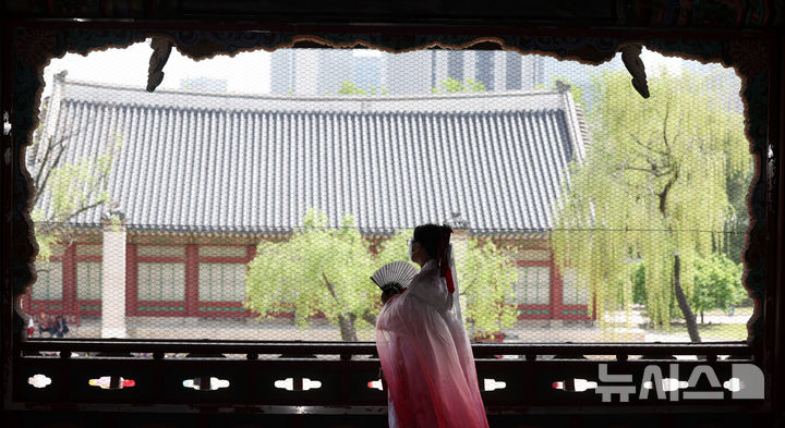 [서울=뉴시스] 추상철 기자 = 8일 오후 서울 종로구 경복궁에서 시민이 경회루 내부를 관람하고 있다. 국가유산청 궁능유적본부 경복궁관리소는 이날부터 오는 10월31일까지 사전 접수를 받아 경회루 내부 등을 둘러볼 수 있는 특별관람을 운영하고 있다. 2025.05.08. scchoo@newsis.com