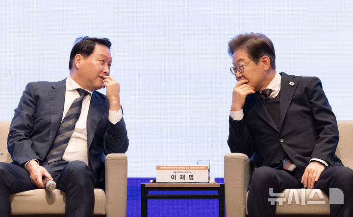 [서울=뉴시스] 국회사진기자단 = 이재명 더불어민주당 대선후보와 최태원 대한상의 회장이 8일 오전 서울 중구 대한상공회의소에서 열린 대선후보 초청 경제5단체장 간담회에서 대화하고 있다. 2025.05.08. photo@newsis.com