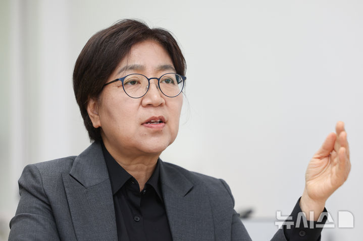 [서울=뉴시스] 황준선 기자 = 정은경 더불어민주당 총괄선거대책위원장이 지난 8일 서울 종로구 서울대학교 의과대학에서 뉴시스와 인터뷰 하고 있다. 2025.05.09. hwang@newsis.com