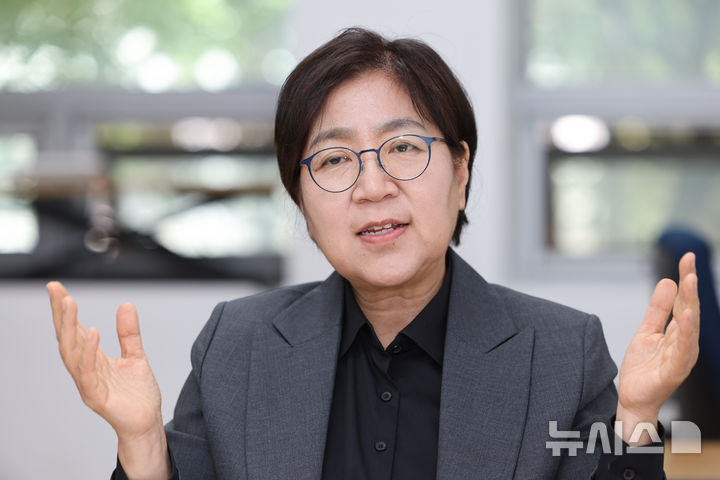 [서울=뉴시스] 황준선 기자 = 정은경 더불어민주당 총괄선거대책위원장이 지난달 8일 서울 종로구 서울대학교 의과대학에서 뉴시스와 인터뷰 하고 있는 모습.  2025.05.09. hwang@newsis.com