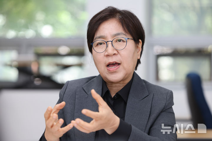 [서울=뉴시스] 황준선 기자 = 정은경 더불어민주당 총괄선거대책위원장이 지난달 8일 서울 종로구 서울대학교 의과대학에서 뉴시스와 인터뷰 하는 모습. 2025.05.09. hwang@newsis.com