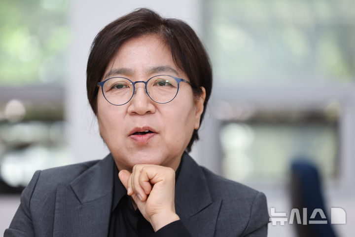 [서울=뉴시스] 황준선 기자 = 정은경 더불어민주당 총괄선거대책위원장이 지난 8일 서울 종로구 서울대학교 의과대학에서 뉴시스와 인터뷰 하고 있다. 2025.05.09. hwang@newsis.com