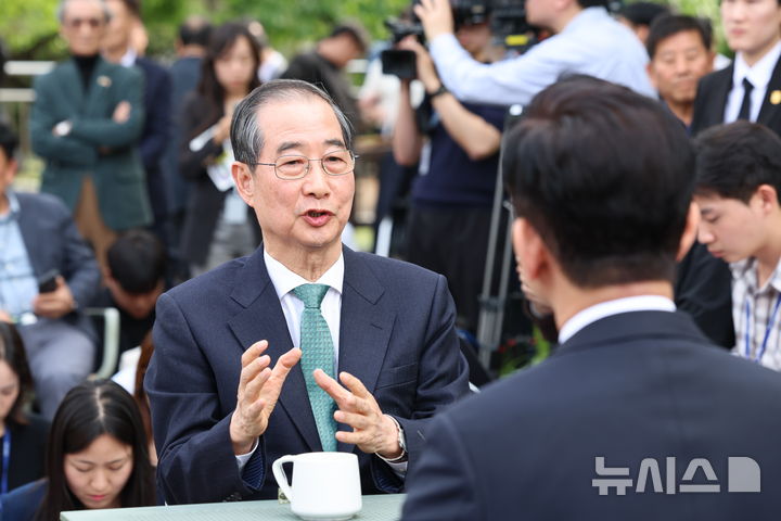[서울=뉴시스] 권창회 기자 = 김문수 국민의힘 대선 후보와 한덕수 무소속 대선 후보가 8일 서울 여의도 국회 강변서재 야외에서 단일화 관련 회동을 하고 있다. 2025.05.08. kch0523@newsis.com