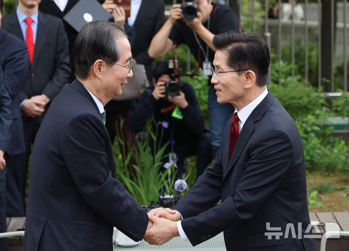[서울=뉴시스] 조성우 기자 = 김문수 국민의힘 대선 후보와 한덕수 무소속 대선 후보가 8일 서울 국회 사랑재에 위치한 커피숍에서 회동을 마친 후 악수하고 있다. 2025.05.08. photo@newsis.com