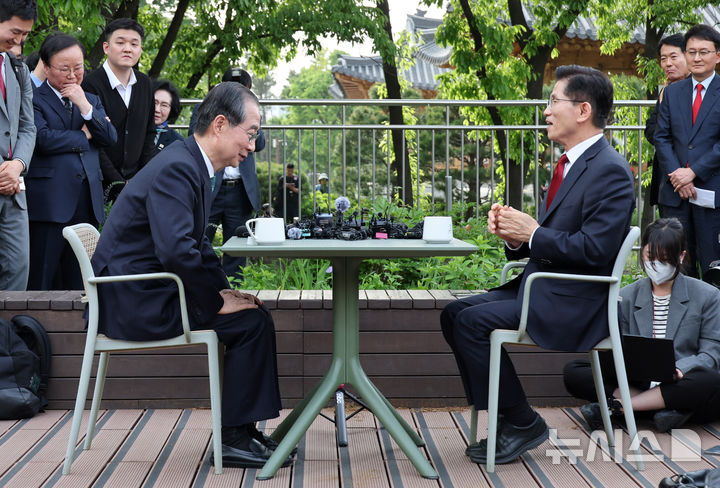 [서울=뉴시스] 권창회 기자 = 김문수 국민의힘 대선 후보와 한덕수 무소속 대선 후보가 8일 오후 서울 여의도 국회 강변서재에서 후보 단일화 관련 1:1 공개 회동을 하고 있다. (공동취재) 2025.05.08. photo@newsis.com