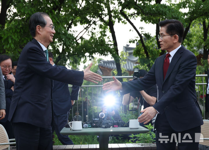 [서울=뉴시스] 권창회 기자 = 김문수 국민의힘 대선 후보와 한덕수 무소속 대선 후보가 8일 오후 서울 여의도 국회 강변서재에서 후보 단일화 관련 1:1 공개 회동을 마친 후 인사하고 있다. (공동취재) 2025.05.08. photo@newsis.com