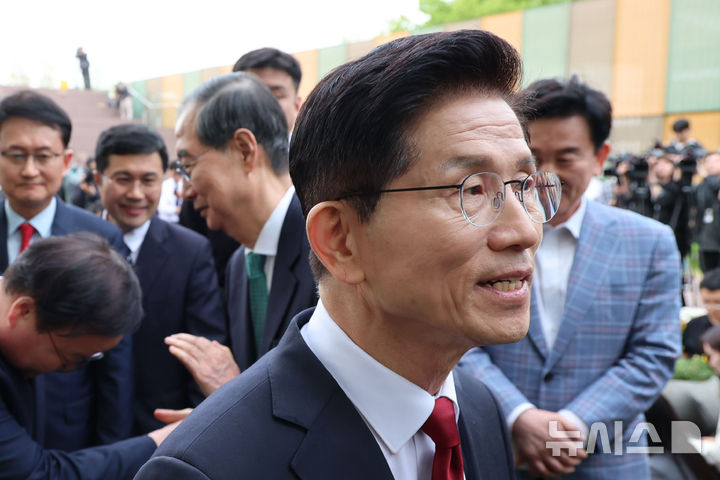 [서울=뉴시스] 권창회 기자 = 김문수 국민의힘 대선 후보와 한덕수 무소속 대선 후보가 8일 서울 여의도 국회 내 카페에서 단일화 관련 회동을 마치고 인사하고 있다. 2025.05.08. kch0523@newsis.com