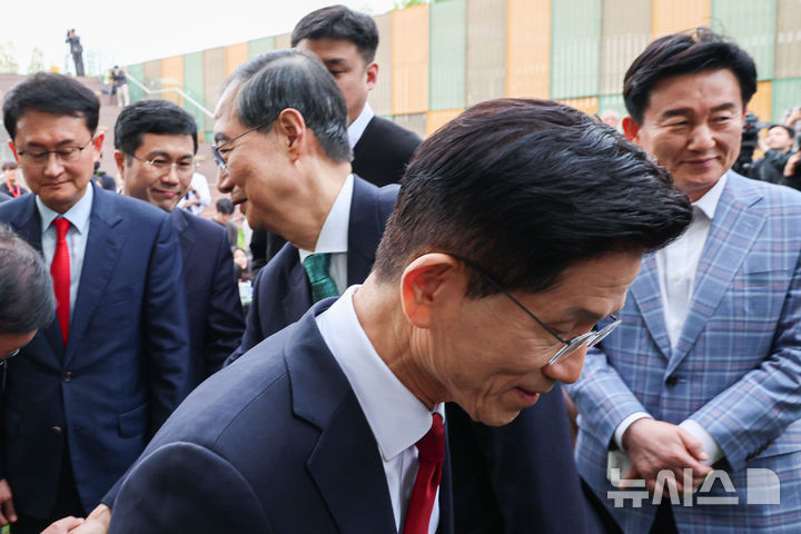 [서울=뉴시스] 권창회 기자 = 김문수 국민의힘 대선 후보와 한덕수 무소속 대선 후보가 8일 서울 여의도 국회 내 카페에서 단일화 관련 회동을 마치고 인사하고 있다. 2025.05.08. kch0523@newsis.com