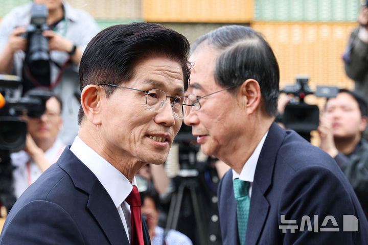 [서울=뉴시스] 권창회 기자 = 김문수 국민의힘 대선 후보와 한덕수 무소속 대선 후보가 지난 8일 서울 여의도 국회 내 카페에서 단일화 관련 회동을 마치고 인사하고 있다. 2025.05.08. kch0523@newsis.com