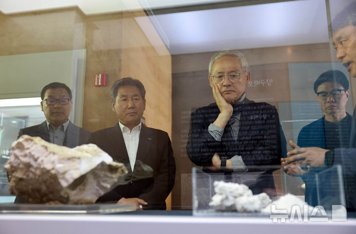 [서울=뉴시스] 조수정 기자 = 유인촌 문화체육관광부 장관이 8일 강원도 양구군 백자박물관을 방문해 전시를 둘러보고 있다. (사진=문화체육관광부 제공) 2025.05.08. photo@newsis.com